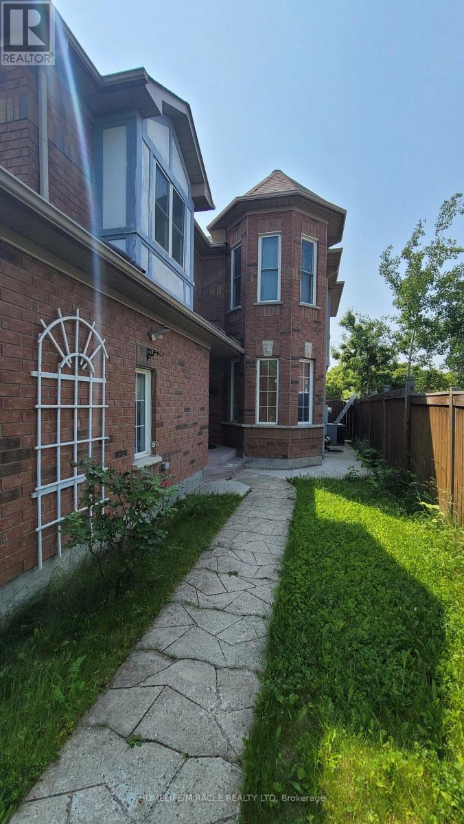 144 Sandyshores Drive W, Brampton, Ontario  L6R 2M3 - Photo 2 - W13074618