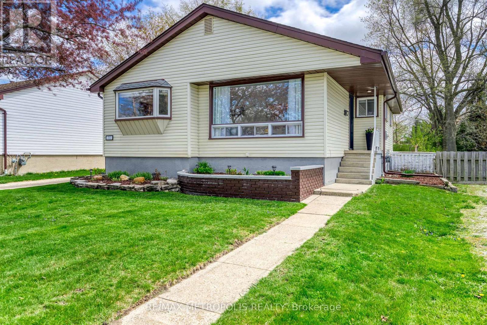 711 Michigan Avenue, Point Edward, Ontario  N7V 1G9 - Photo 2 - X13074624