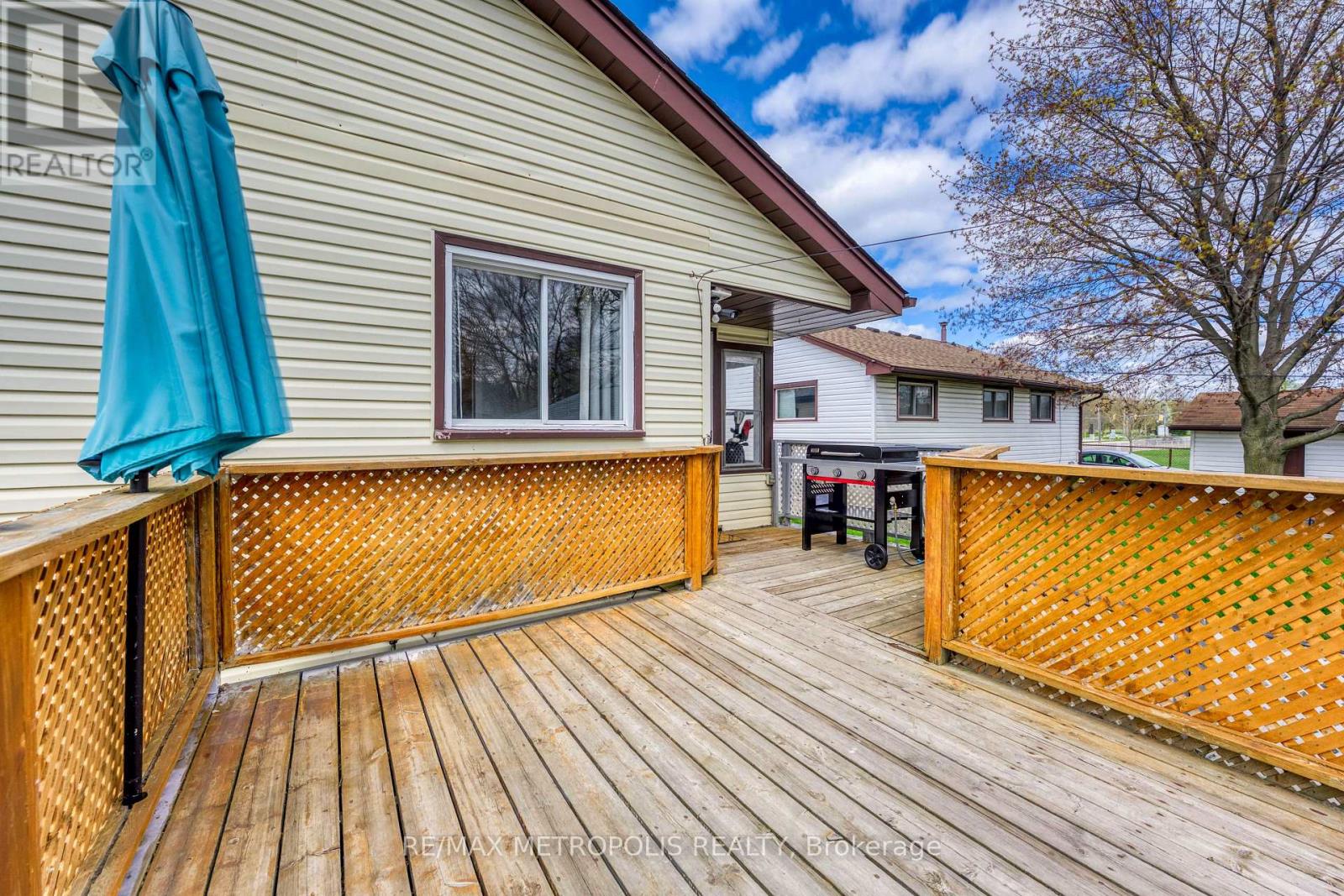 711 Michigan Avenue, Point Edward, Ontario  N7V 1G9 - Photo 35 - X13074624