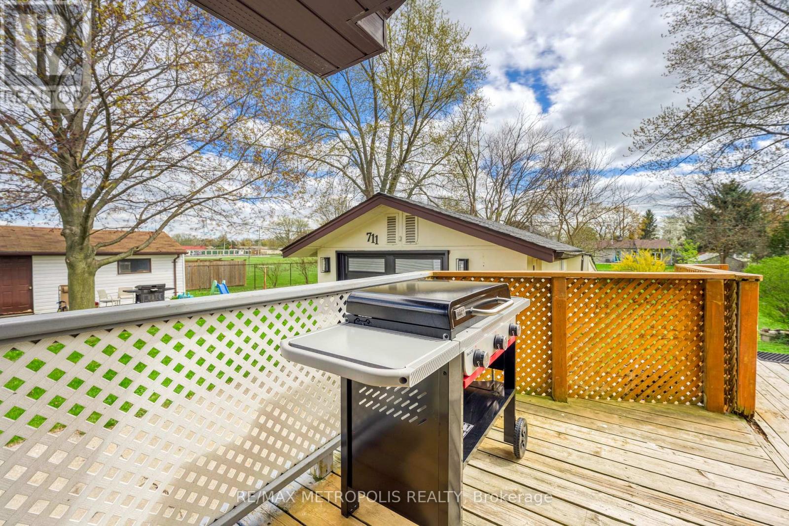 711 Michigan Avenue, Point Edward, Ontario  N7V 1G9 - Photo 37 - X13074624