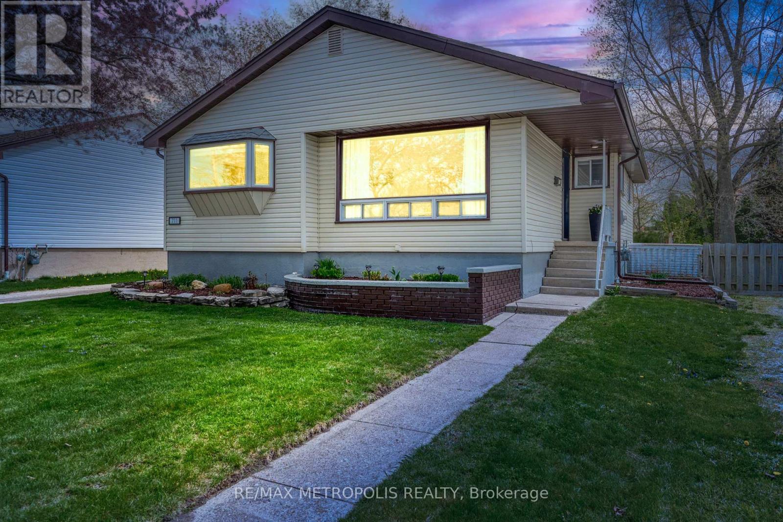 711 Michigan Avenue, Point Edward, Ontario  N7V 1G9 - Photo 40 - X13074624
