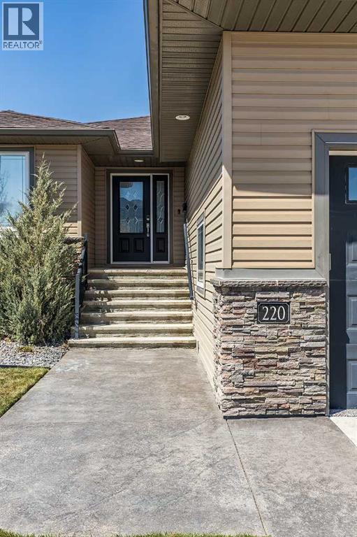 220 Ranchman Crescent Ne, Medicine Hat, Alberta  T1C 0E5 - Photo 2 - A2307249
