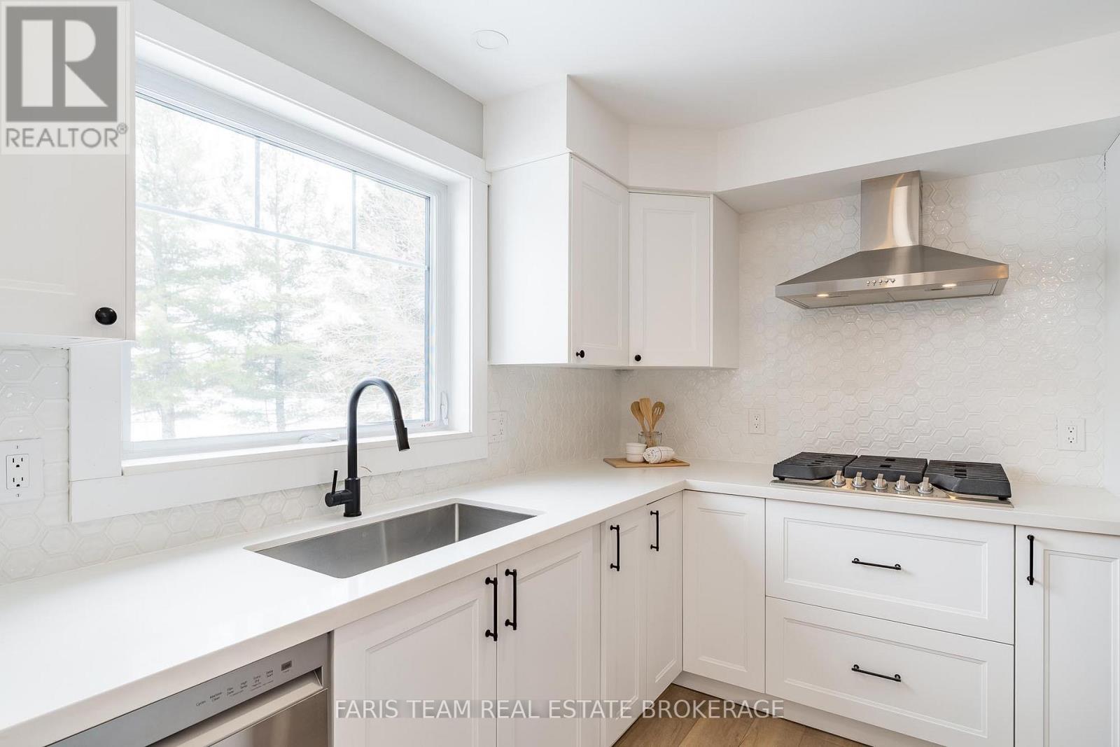 3 Matthew Court, Wasaga Beach, Ontario  L9Z 1J5 - Photo 7 - S12864982