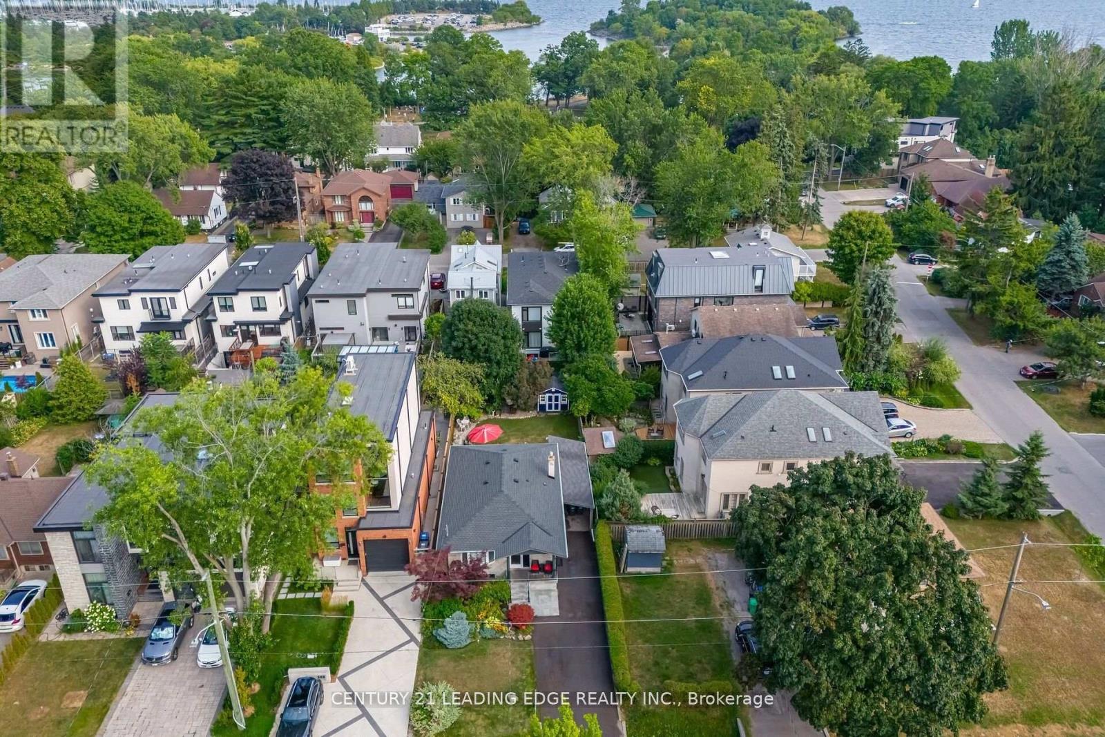 586 Curzon Avenue, Mississauga, Ontario  L5G 1P9 - Photo 2 - W13074714