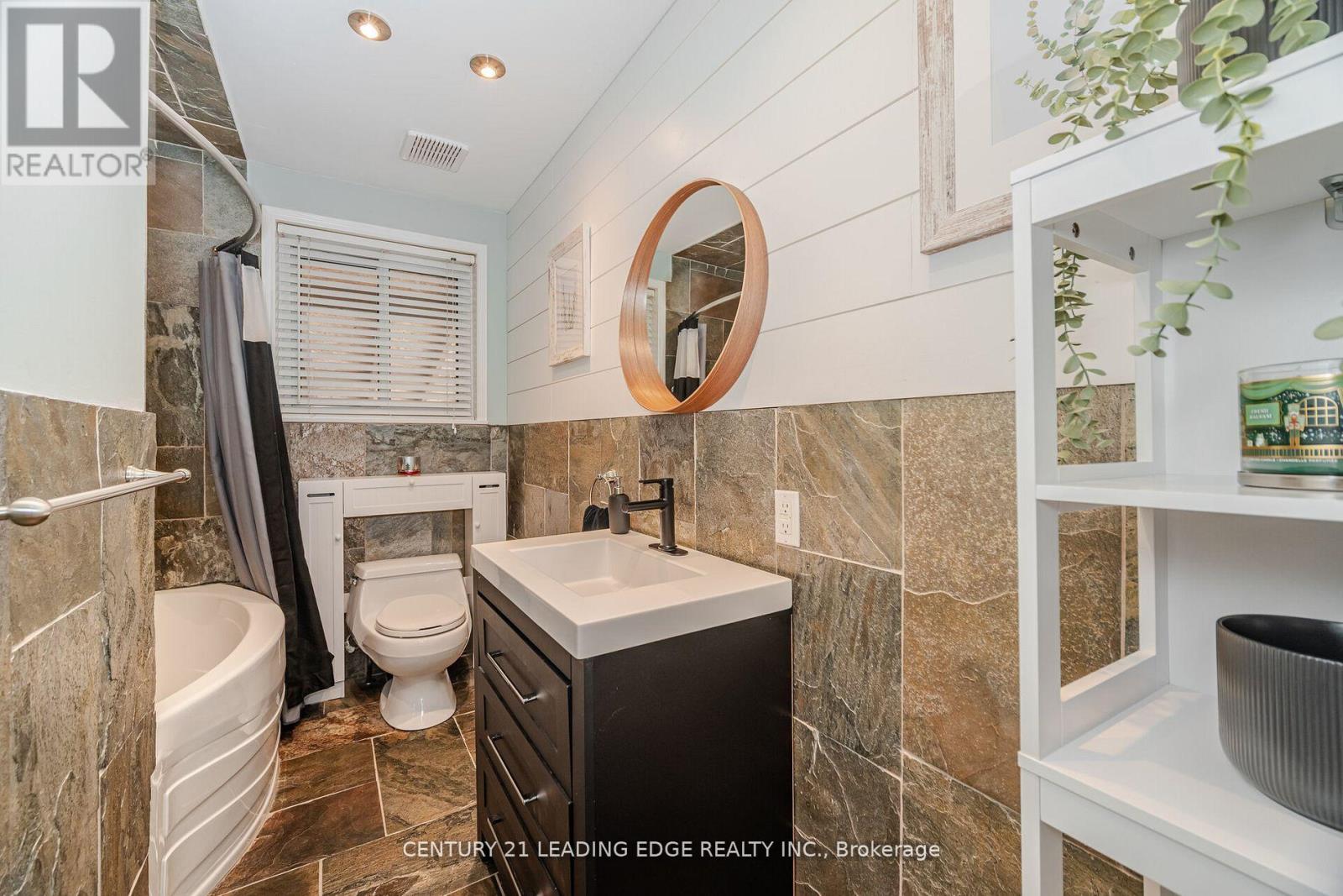 586 Curzon Avenue, Mississauga, Ontario  L5G 1P9 - Photo 25 - W13074714