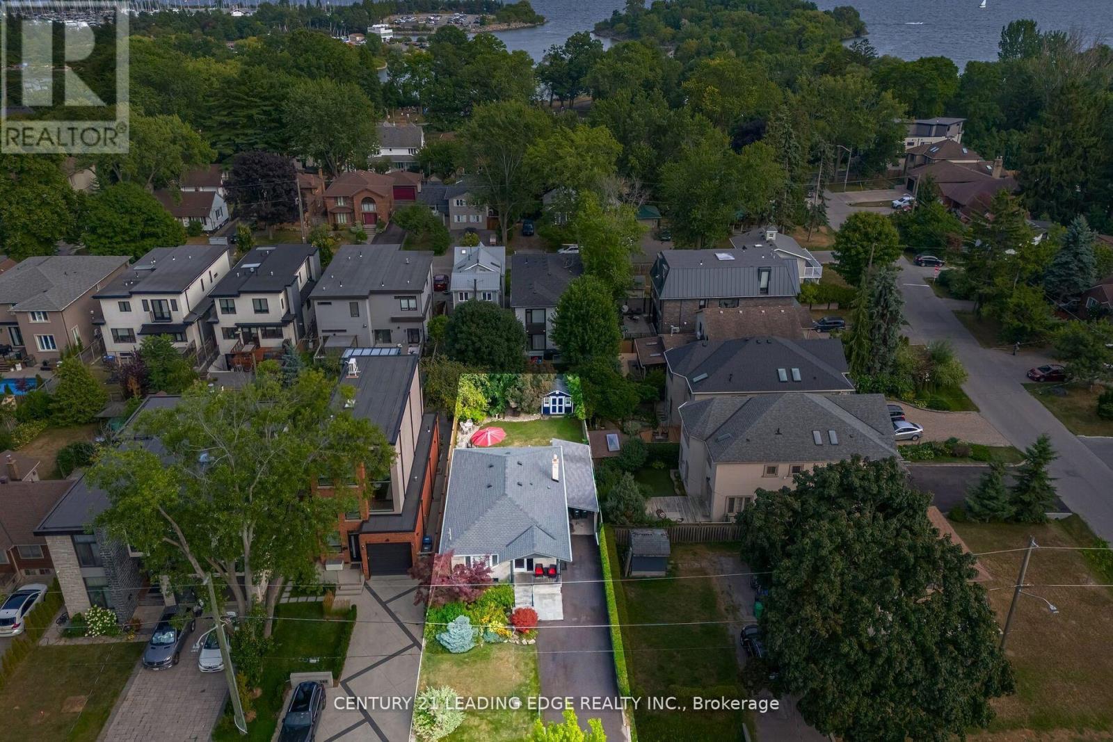 586 Curzon Avenue, Mississauga, Ontario  L5G 1P9 - Photo 3 - W13074714