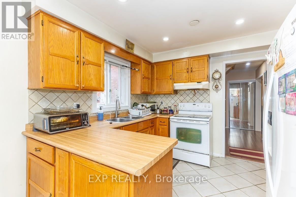 8 Faywood Drive, Brampton, Ontario  L6Y 4K3 - Photo 3 - W13040982