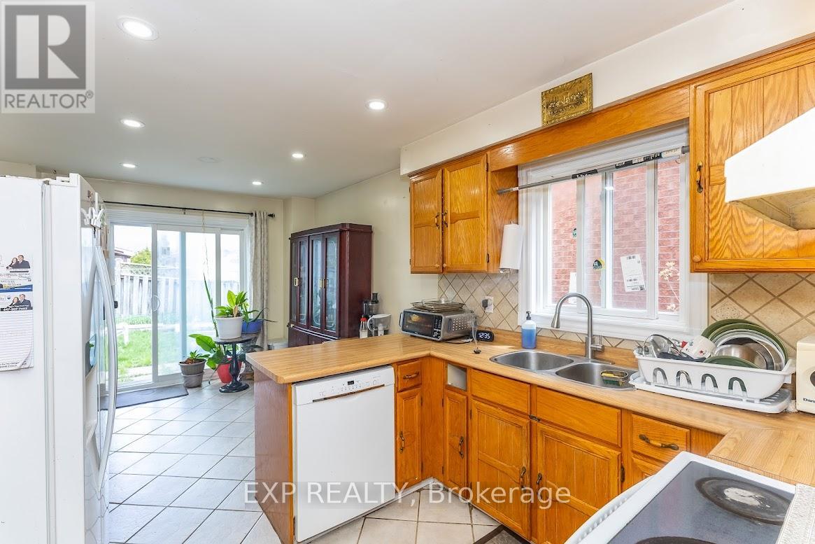 8 Faywood Drive, Brampton, Ontario  L6Y 4K3 - Photo 4 - W13040982