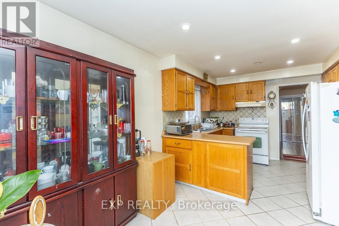 8 Faywood Drive, Brampton, Ontario  L6Y 4K3 - Photo 6 - W13040982
