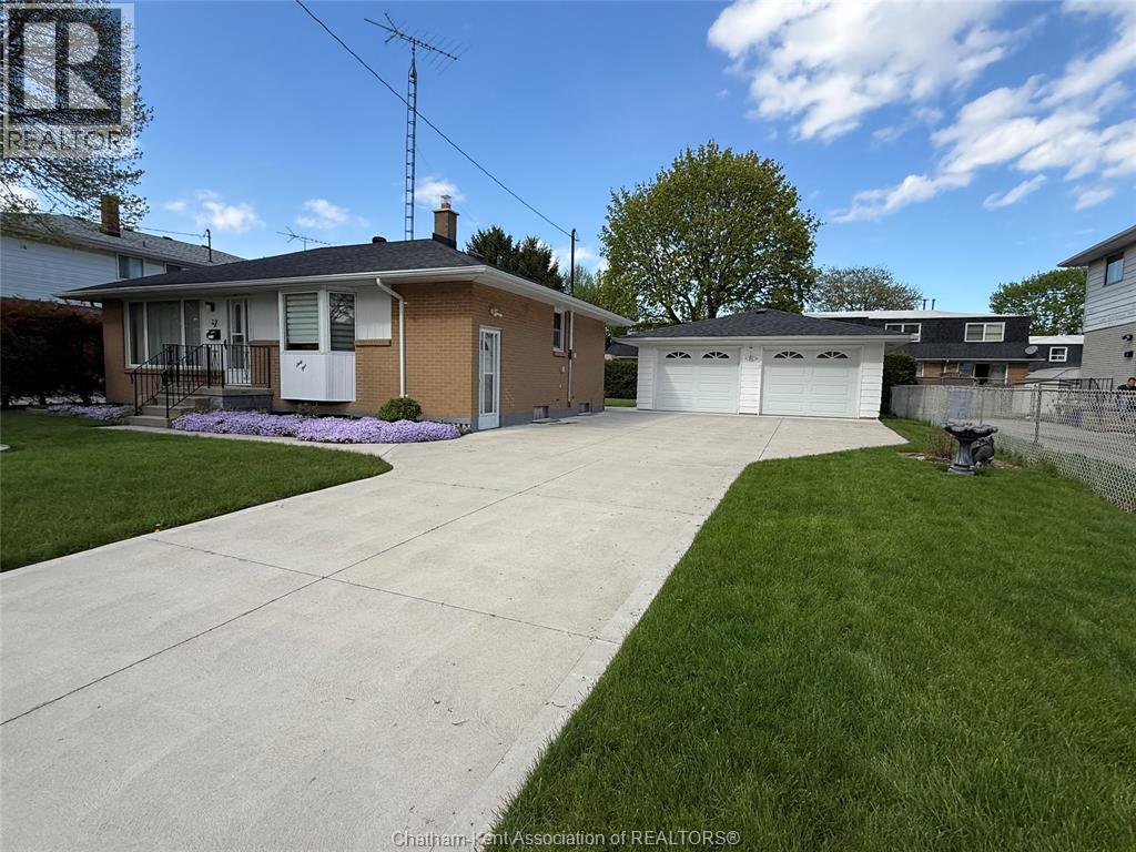61 SEMENYN AVENUE, Chatham, Ontario