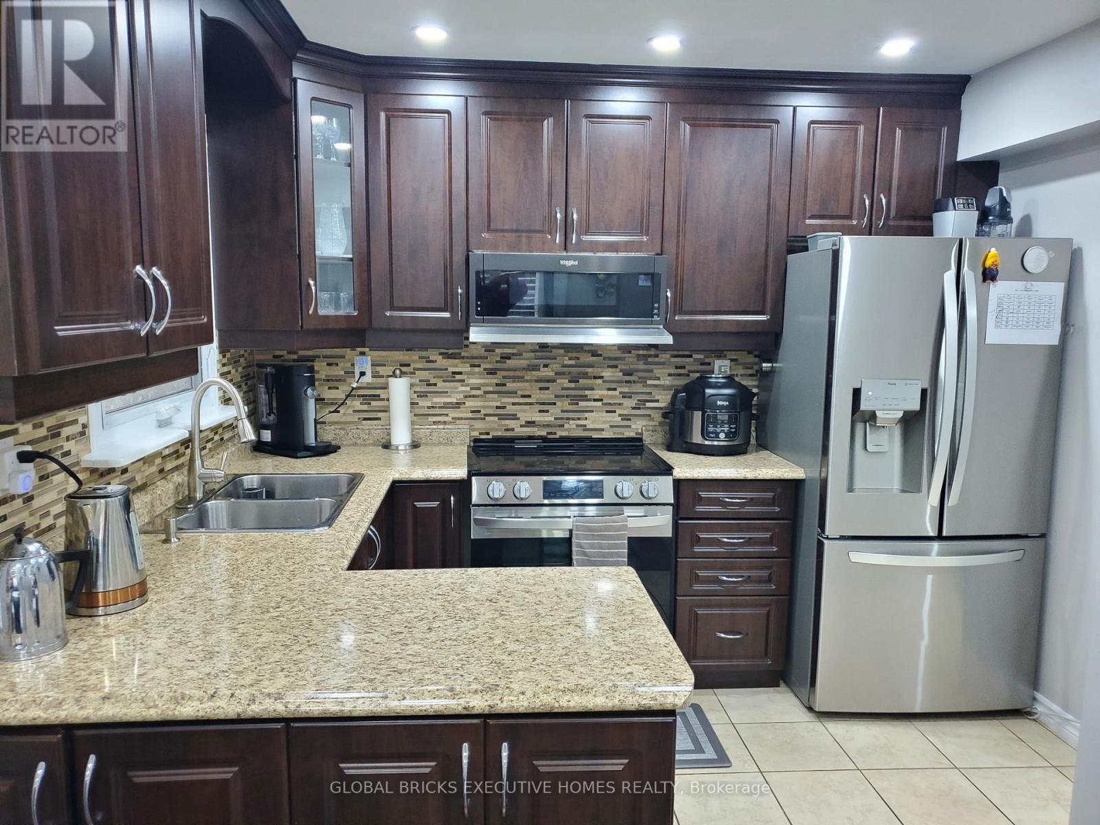 18 Deerpark Crescent, Brampton, Ontario  L6X 2T7 - Photo 5 - W13074770
