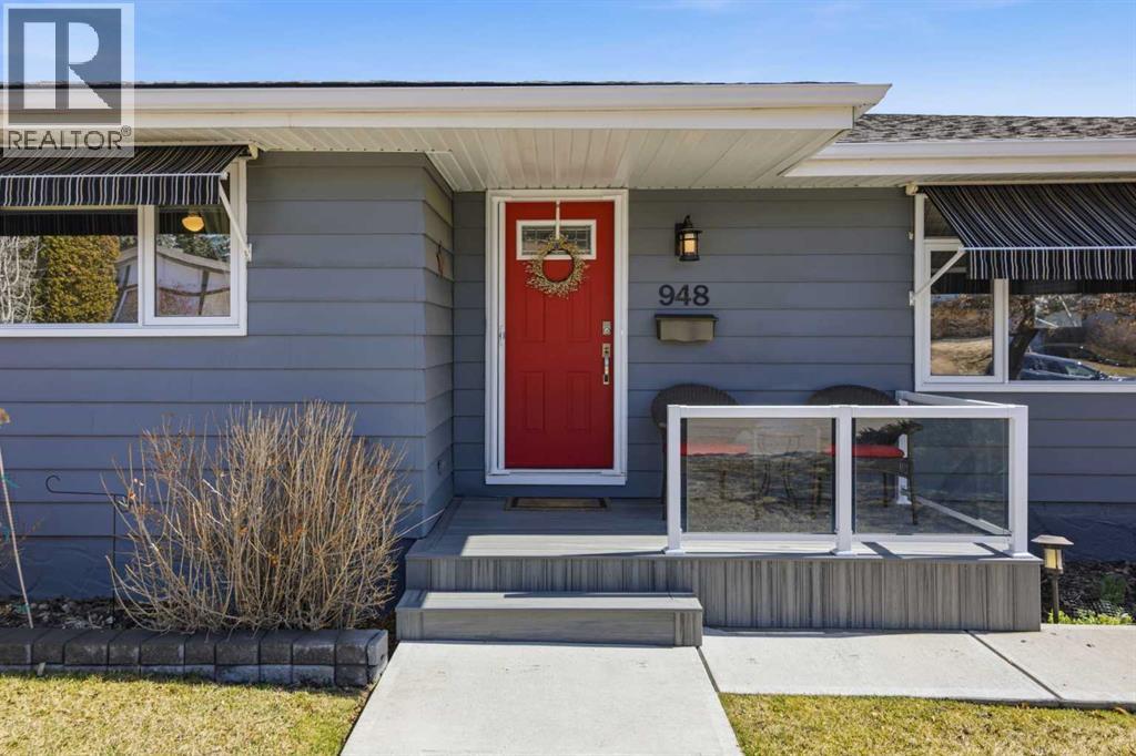 948 Canaveral Crescent SW, Calgary, Alberta  T2W 1N5 - Photo 2 - A2301156