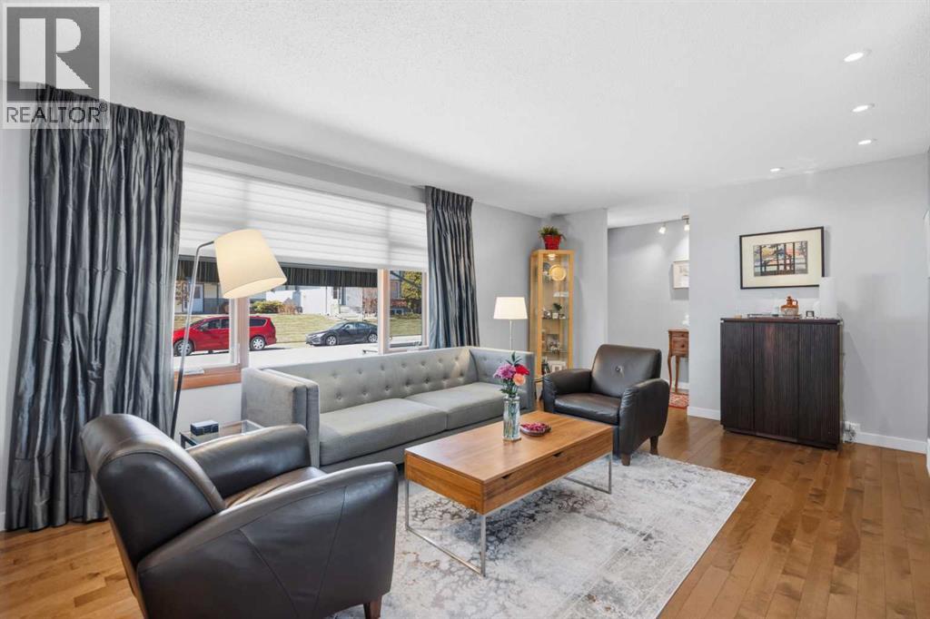 948 Canaveral Crescent SW, Calgary, Alberta  T2W 1N5 - Photo 6 - A2301156