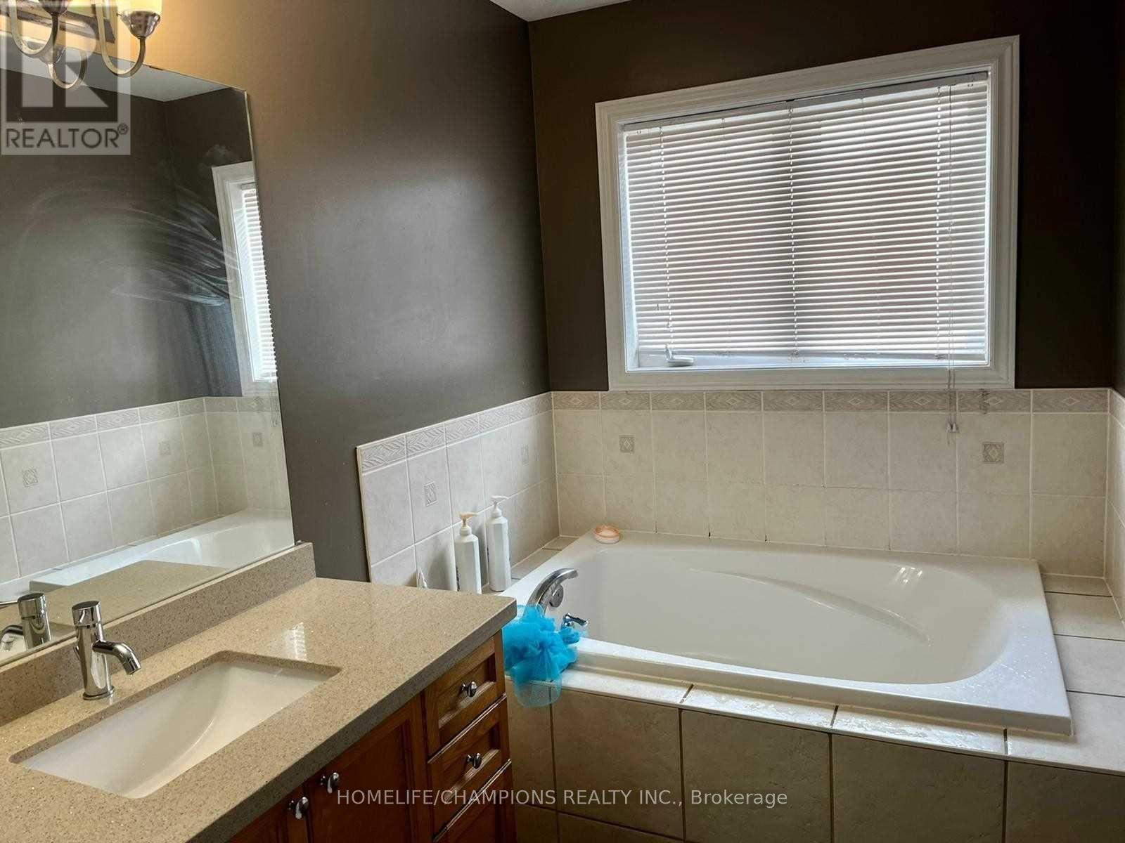 30 Canary Street, Whitby, Ontario  L1R 0K3 - Photo 14 - E13074864