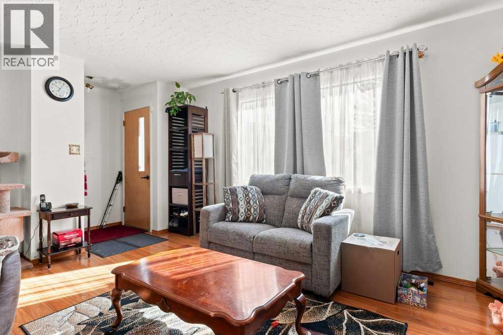 145 Baird Avenue, Cochrane, Alberta  T4C 1C7 - Photo 4 - A2297105