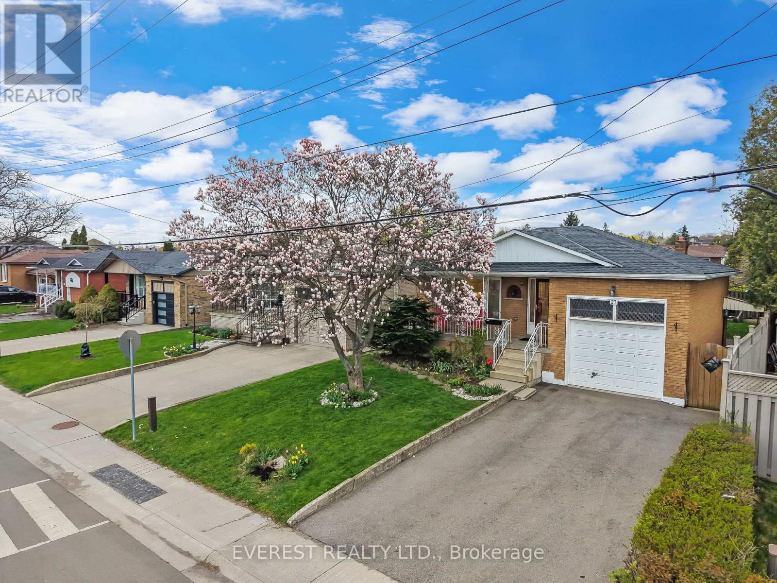 27 LAVINA CRESCENT, Hamilton, Ontario