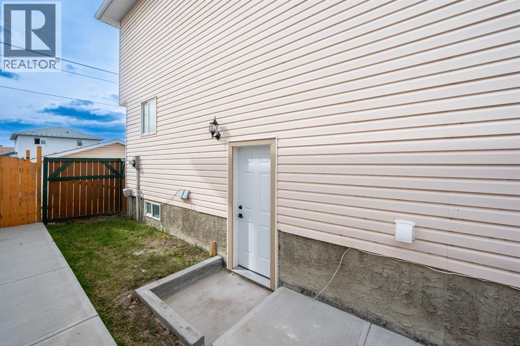 88 Applemont Close Se, Calgary, Alberta  T2A 7S3 - Photo 3 - A2307297