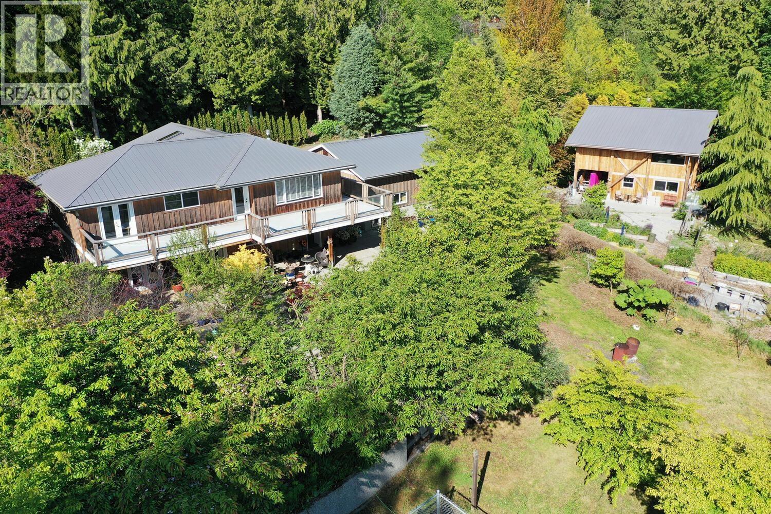 2855 Lacey Place, Roberts Creek, British Columbia  V0N 2W4 - Photo 2 - R3076327