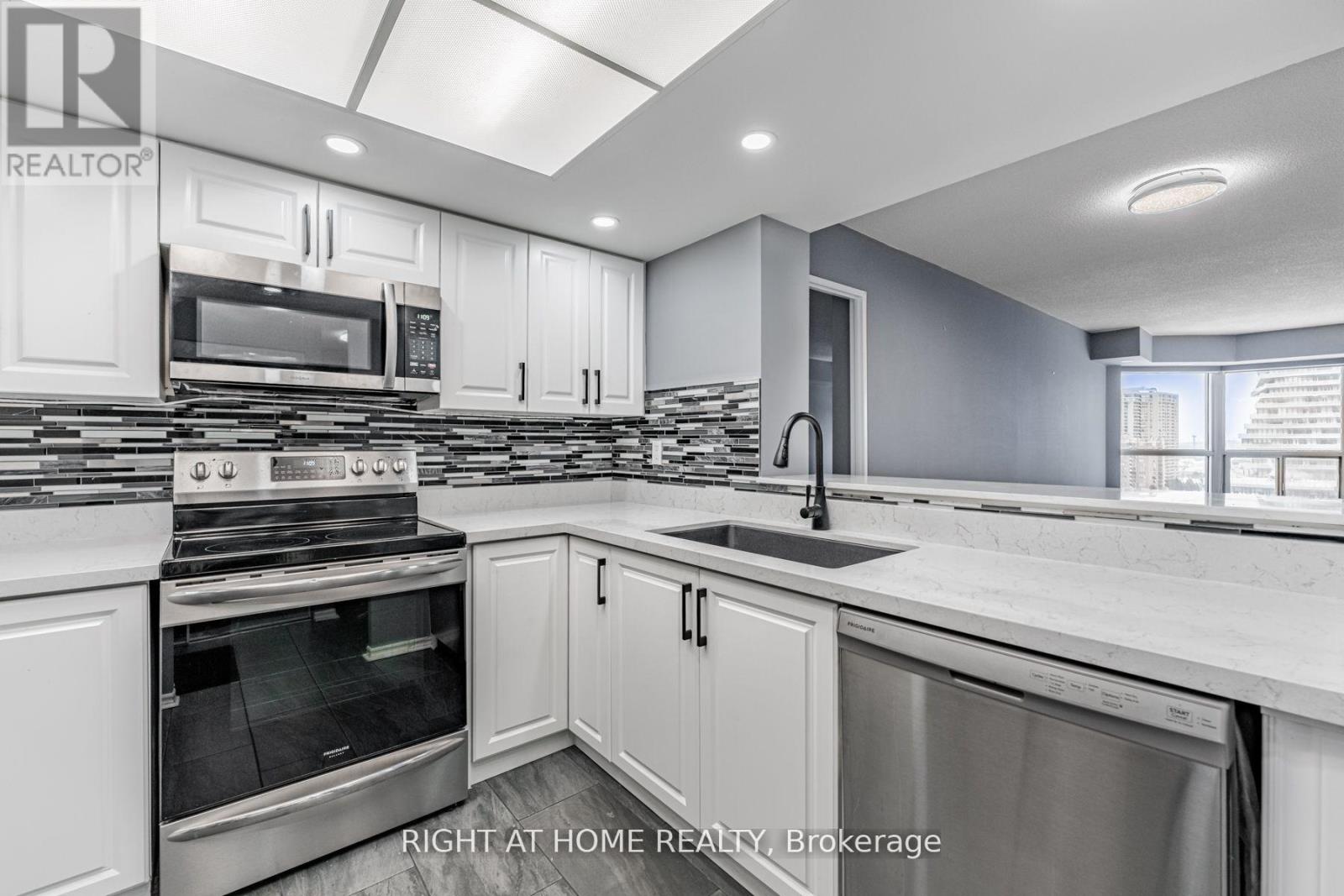 1511 - 335 Webb Drive, Mississauga, Ontario  L5B 4A1 - Photo 6 - W13074994