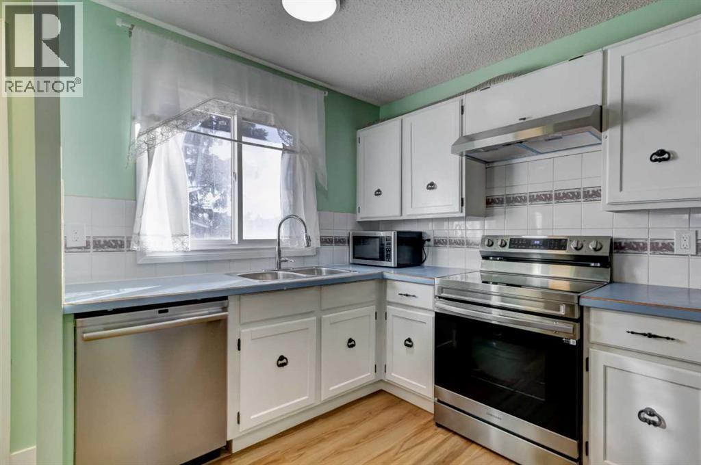 1059 Pinecliff Drive NE, Calgary, Alberta  T1W 3W8 - Photo 9 - A2293445