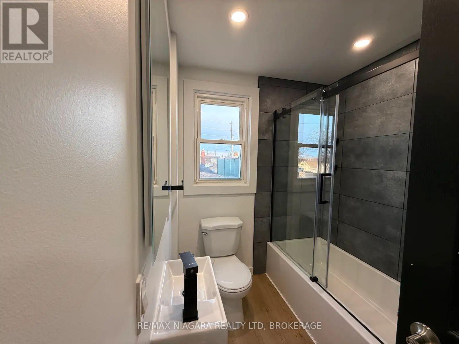 Upper - 261 Grantham Avenue, St. Catharines (Facer), Ontario  L2M 4Z6 - Photo 12 - X13075030