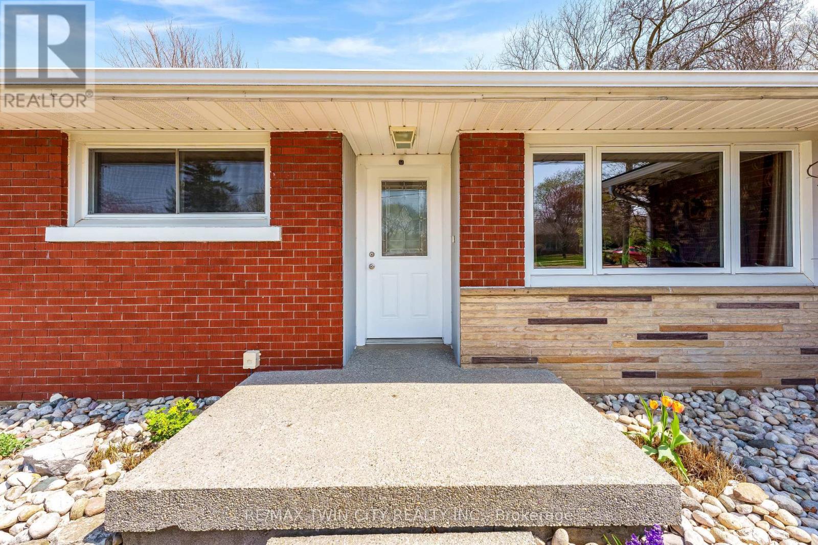 92 Braeside Avenue, Waterloo, Ontario  N2J 2C6 - Photo 2 - X13056898