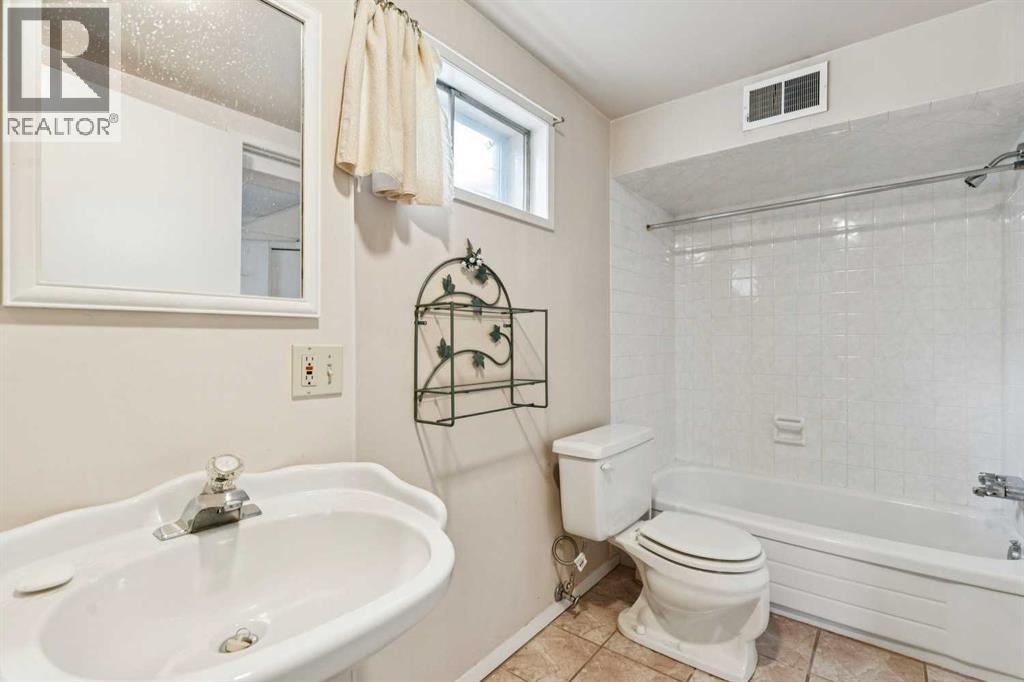 24 Westwood Crescent SW, Calgary, Alberta  T3C 2W6 - Photo 26 - A2302603