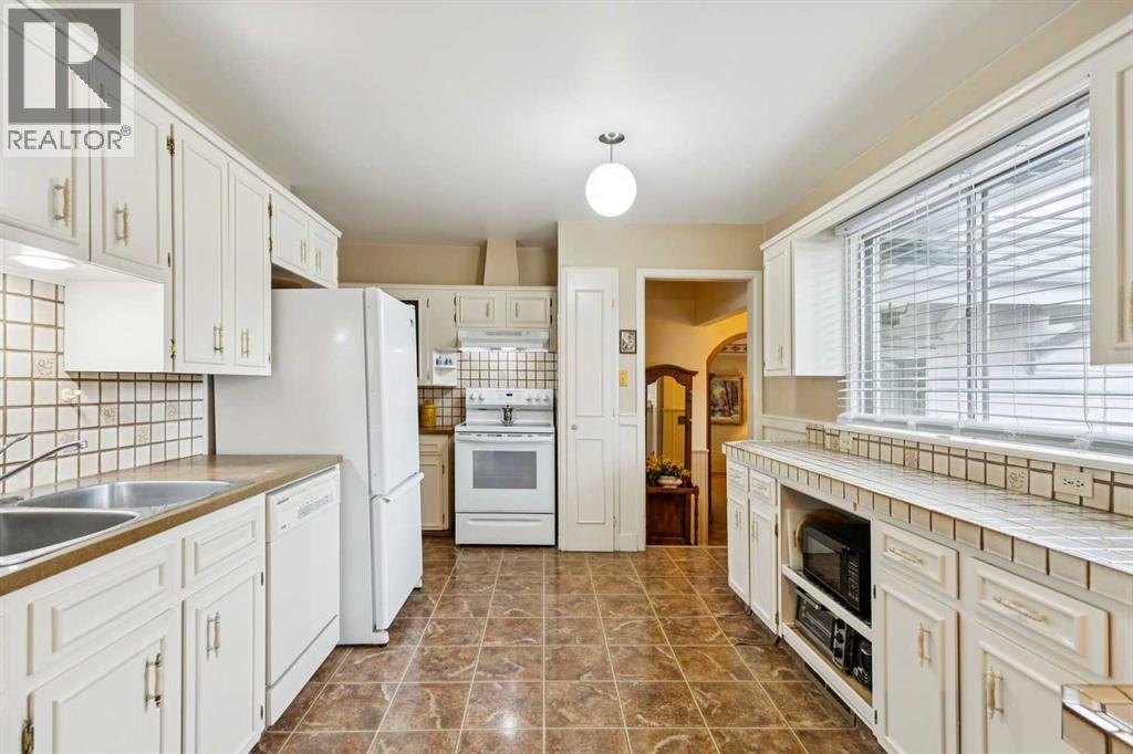 24 Westwood Crescent SW, Calgary, Alberta  T3C 2W6 - Photo 9 - A2302603