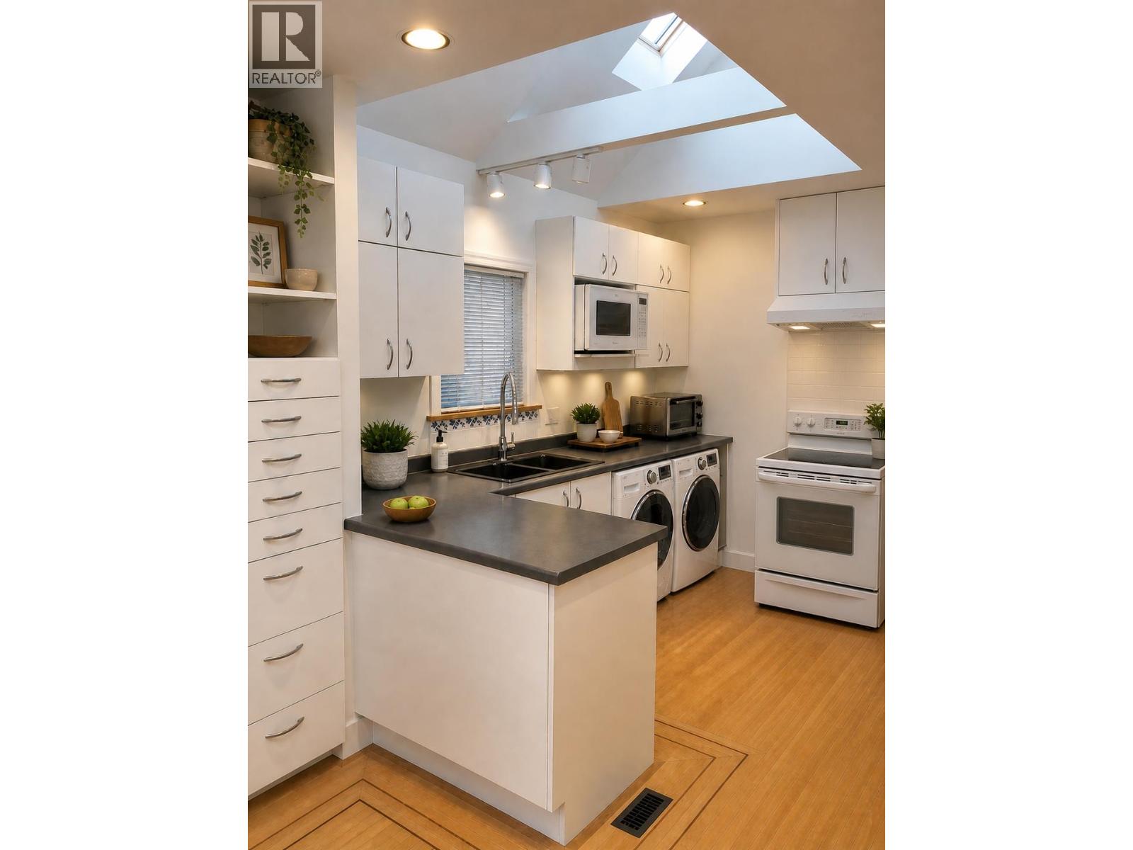 Main 4517 West 14th Avenue, Vancouver, British Columbia  V7S 1Y6 - Photo 16 - R3118678