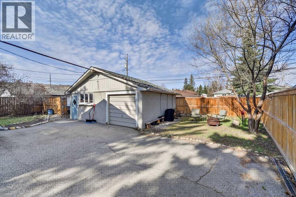 32 Beaupre Crescent NW, Calgary, Alberta  T3B 2S8 - Photo 39 - A2306953