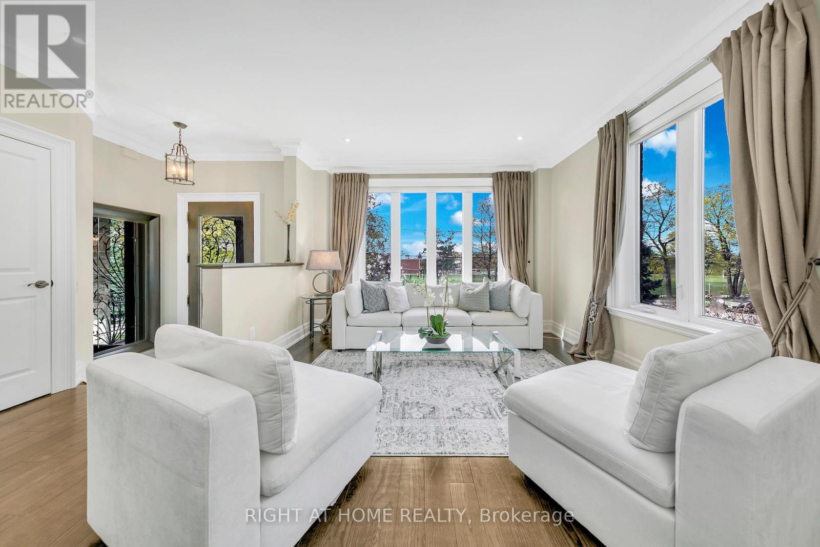 204 MAPLE LEAF DRIVE, Toronto, Ontario