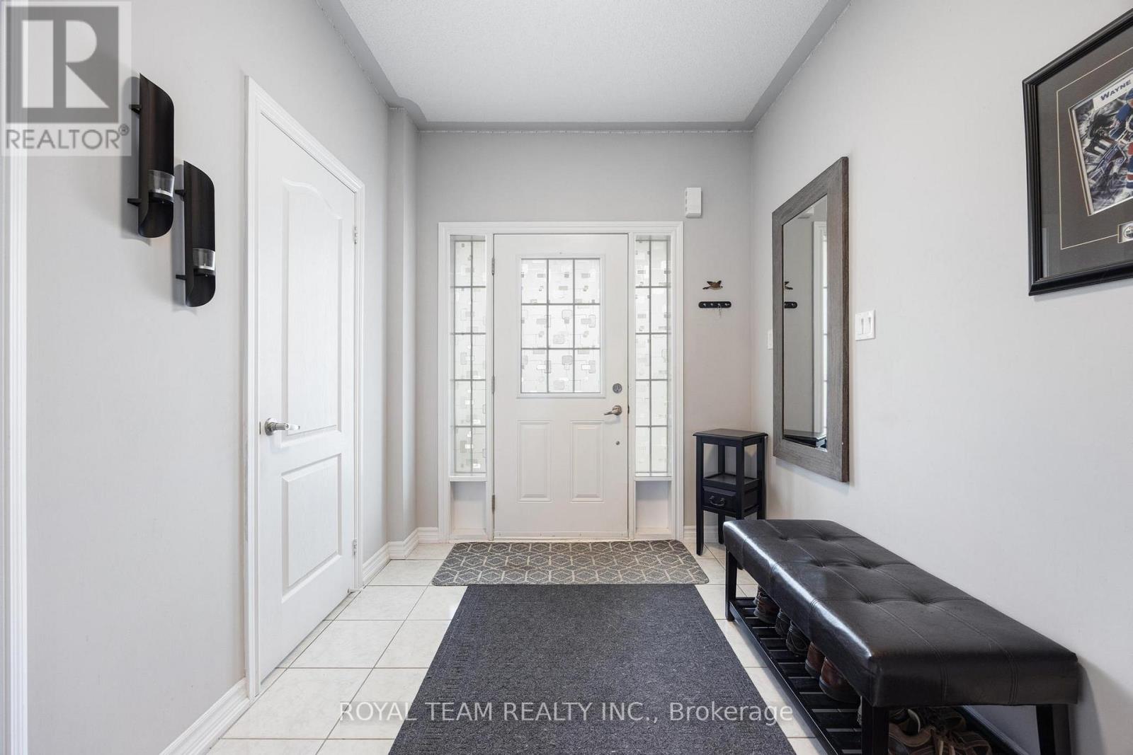 218 Richardson Crescent, Bradford West Gwillimbury, Ontario  L3Z 0R6 - Photo 4 - N13075164