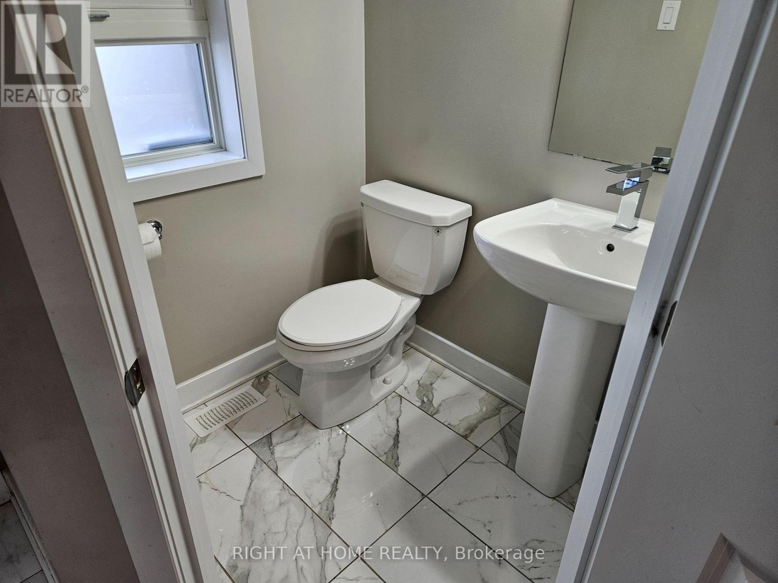 424 Markdale Terrace S, Ottawa, Ontario  K1X 0B2 - Photo 4 - X13075176