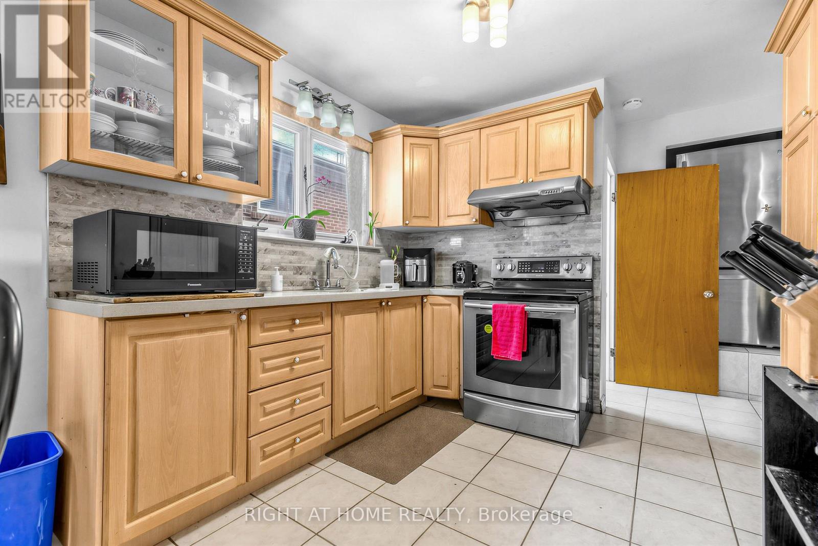 5 Thwaite Avenue, Toronto, Ontario  M3L 2C8 - Photo 11 - W13075196