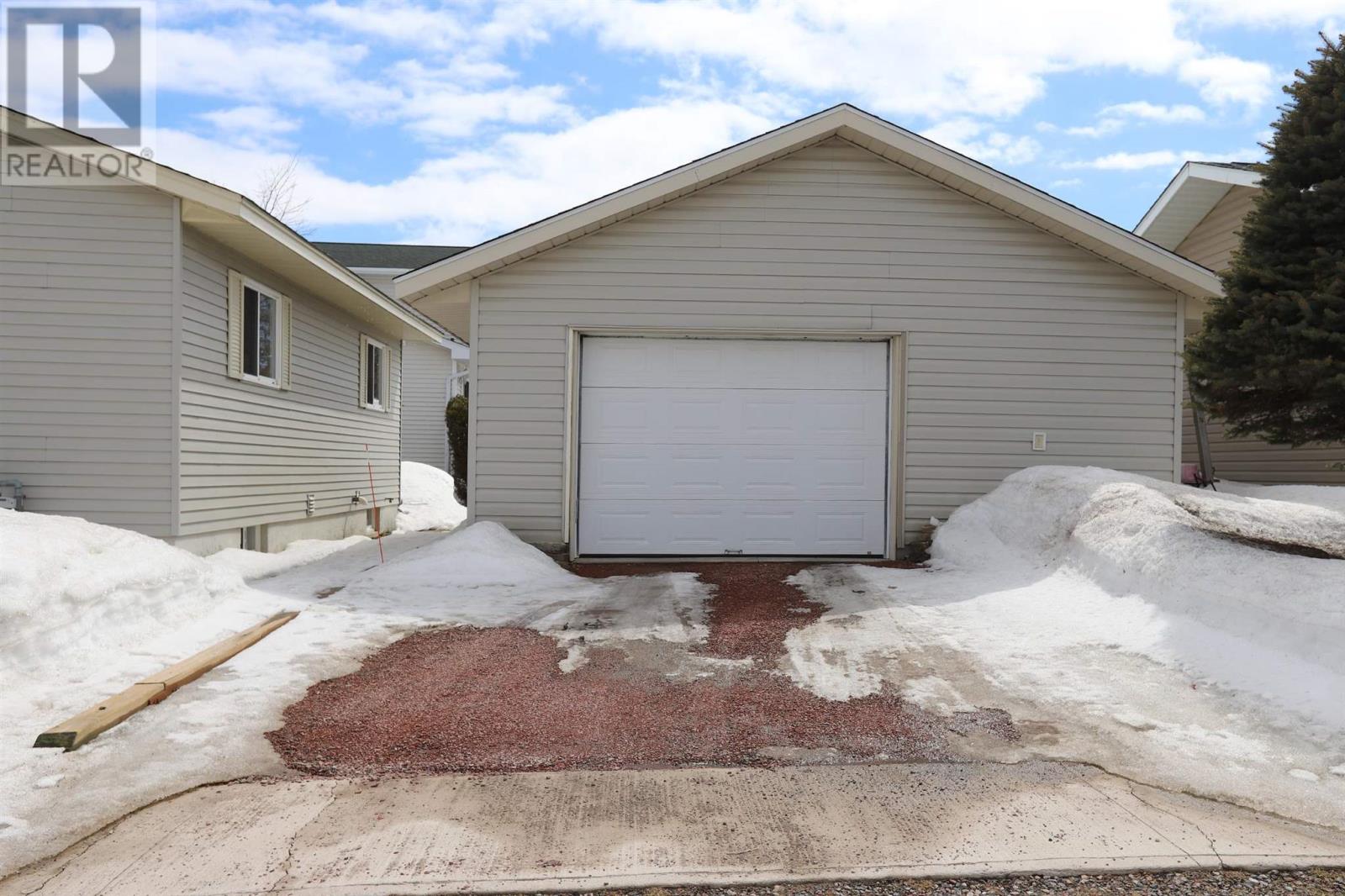 1015 Lake St, Sault Ste. Marie, Ontario  P6B 6B5 - Photo 2 - SM260724