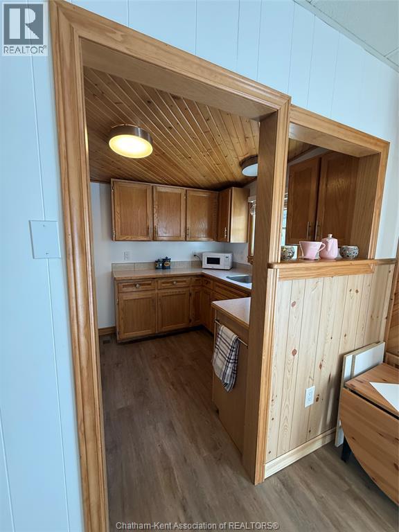 29 Elmwood Avenue, Grand Bend, Ontario  N0M 1T0 - Photo 4 - 26008857