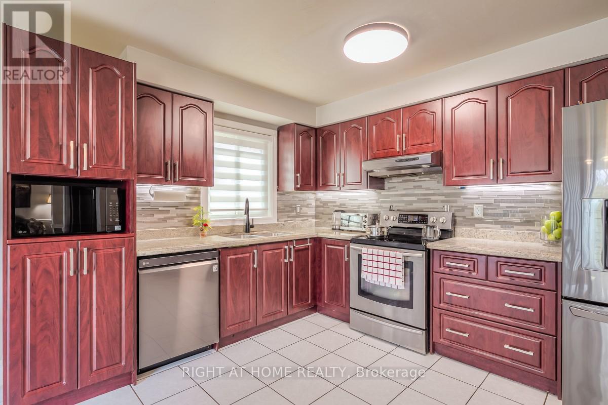 160 Carrington Drive, Richmond Hill, Ontario  L4C 7Y8 - Photo 12 - N12982518