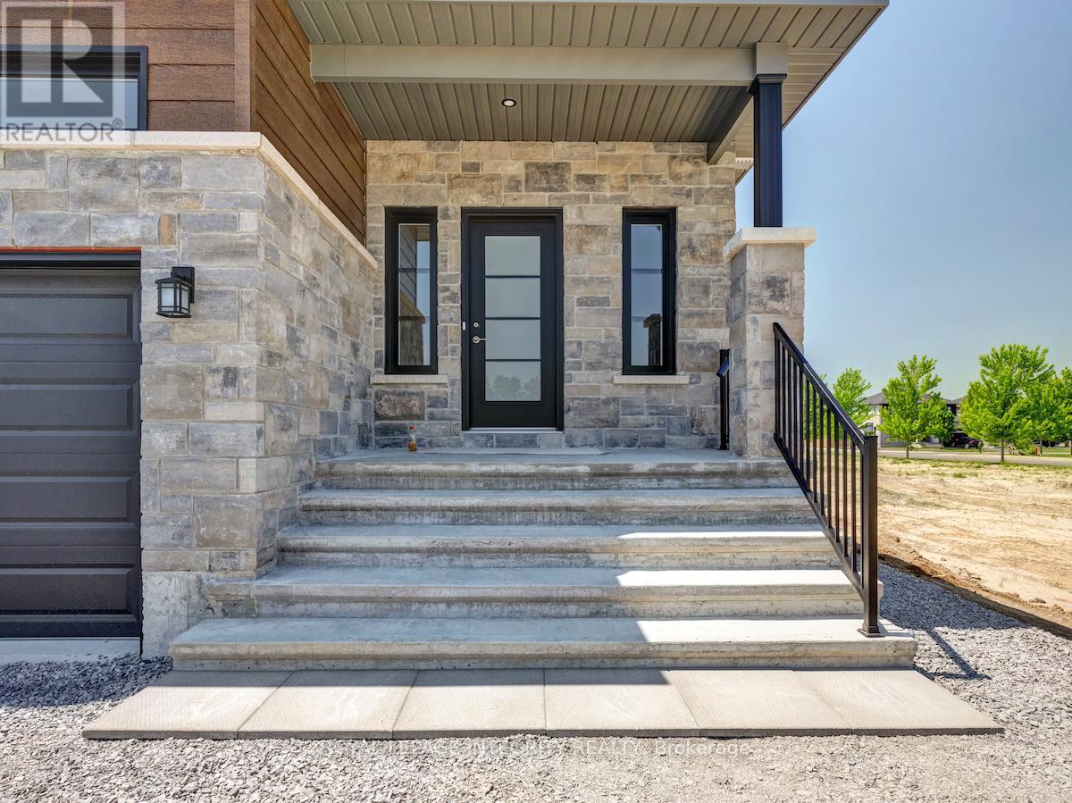 A - 906 CHABLIS CRESCENT, Russell