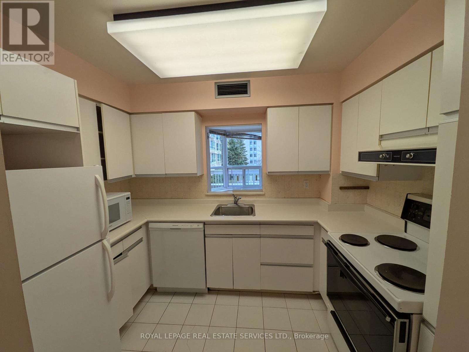 202 - 11 Thorncliffe Park Drive, Toronto, Ontario  M4H 1P3 - Photo 4 - C13071874
