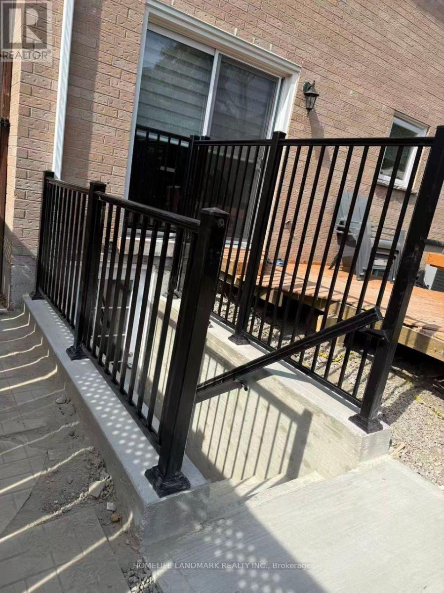 826 Winterton Way, Mississauga, Ontario  L5V 2A5 - Photo 2 - W13075348