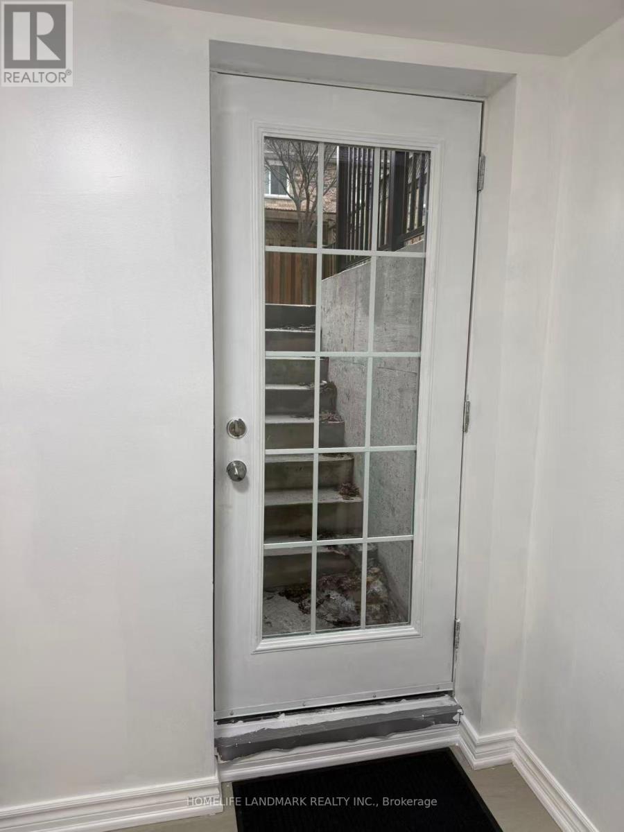 826 Winterton Way, Mississauga, Ontario  L5V 2A5 - Photo 3 - W13075348