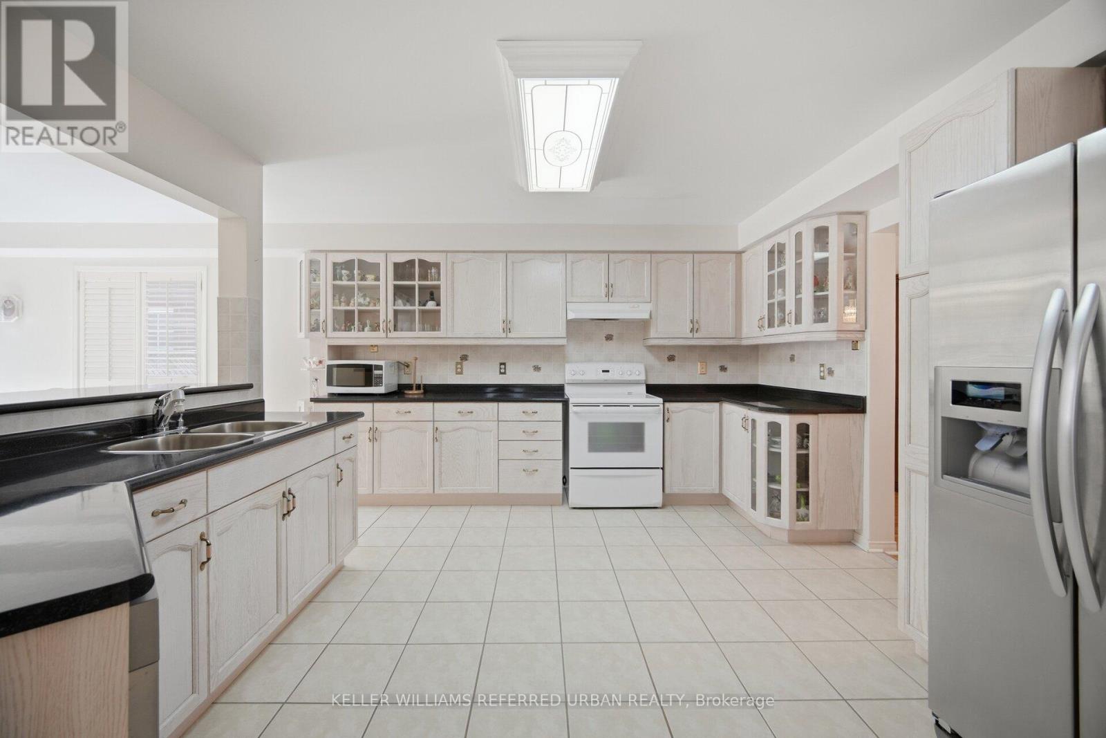 239 Drummond Drive, Vaughan, Ontario  L6A 3C1 - Photo 5 - N12981092