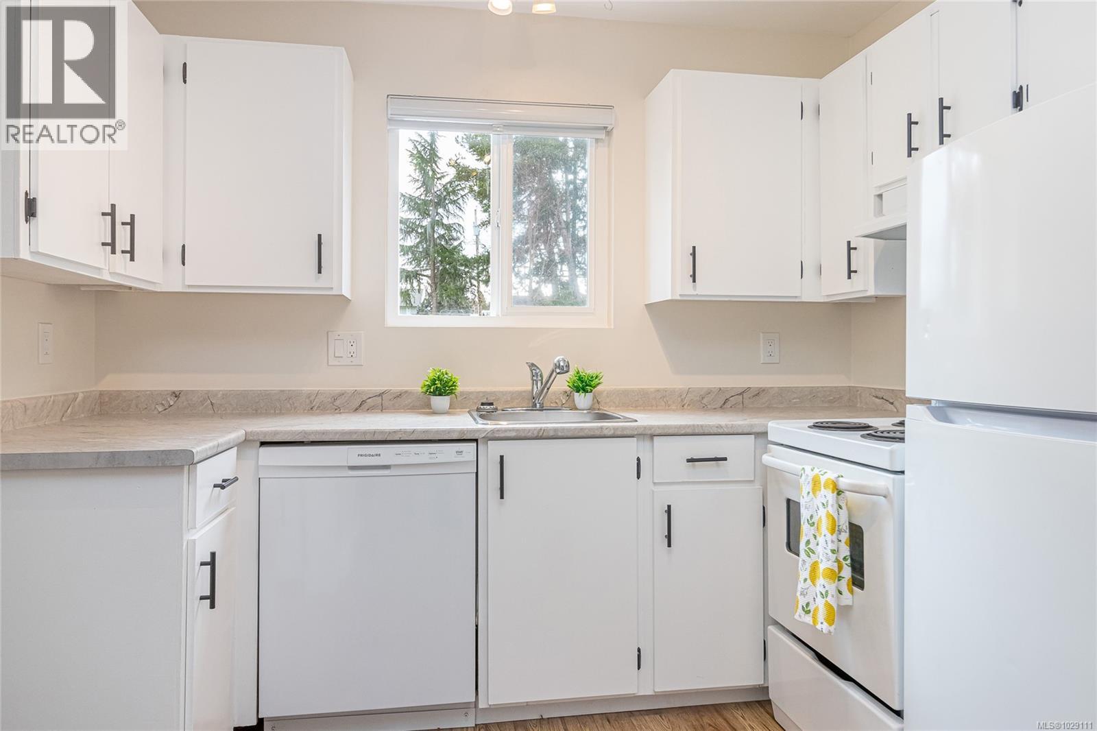 8 495 First Ave W, Qualicum Beach, British Columbia  V9K 1P1 - Photo 5 - 1029111