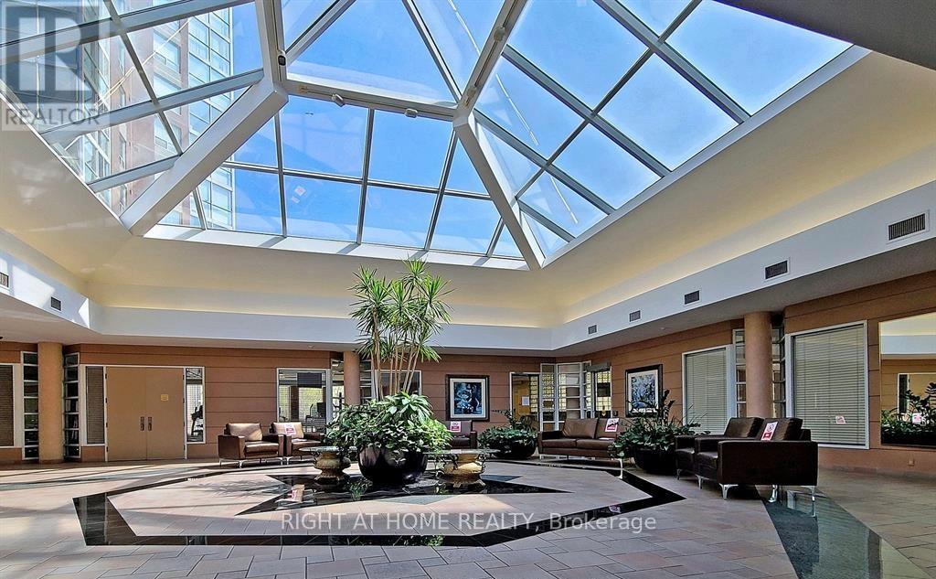410 - 5 Concorde Place, Toronto, Ontario  M3C 3M8 - Photo 2 - C13075478
