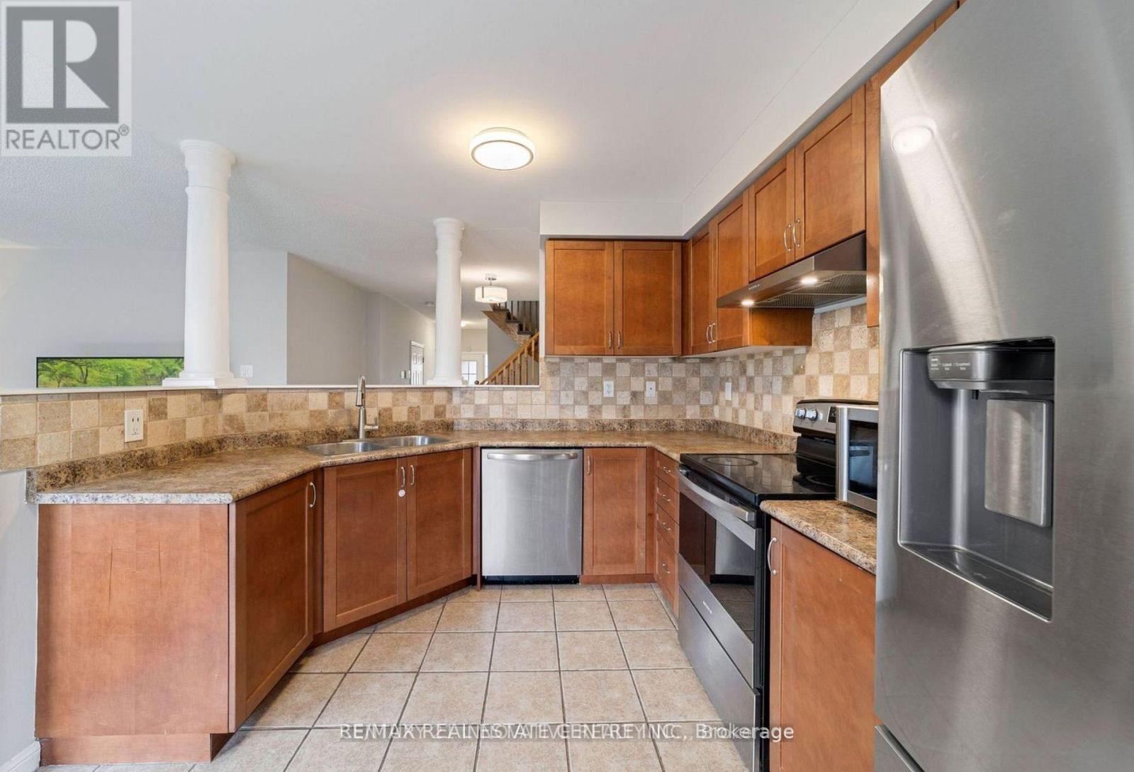 809 Stark Circle, Milton, Ontario  L9T 6Y7 - Photo 3 - W13075492