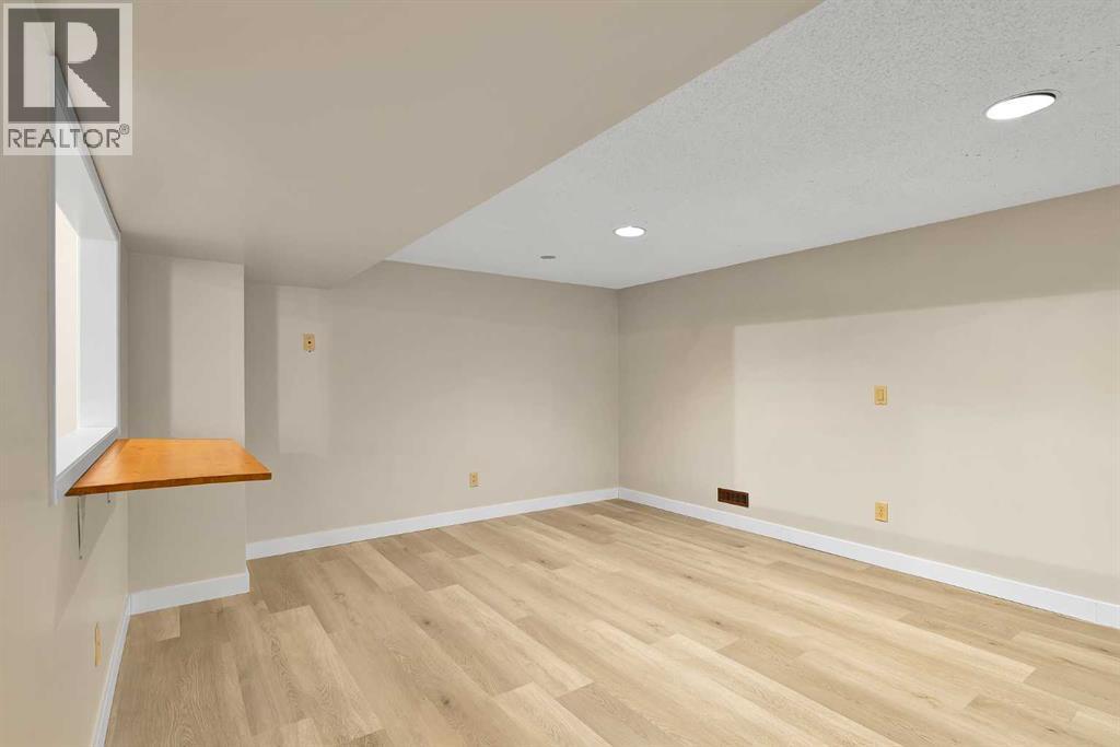 1111 Berkley Drive NW, Calgary, Alberta  T3K 1S6 - Photo 32 - A2294270