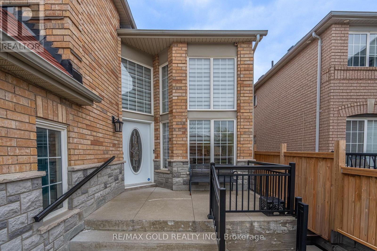 104 Sunny Meadow Boulevard, Brampton, Ontario  L6R 2C5 - Photo 2 - W13070954