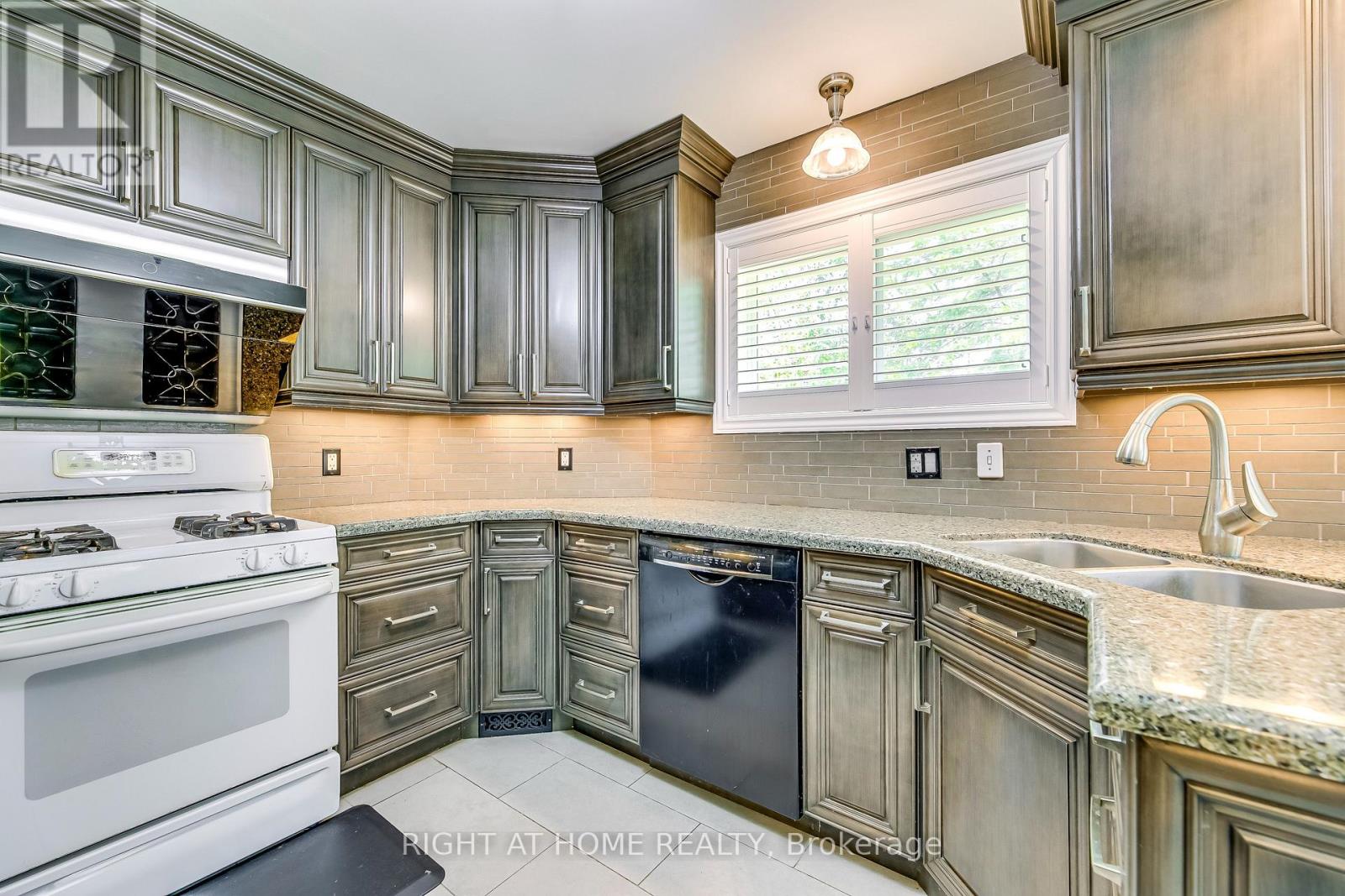 1092 Old Oak Drive, Oakville, Ontario  L6M 3K4 - Photo 10 - W13075584