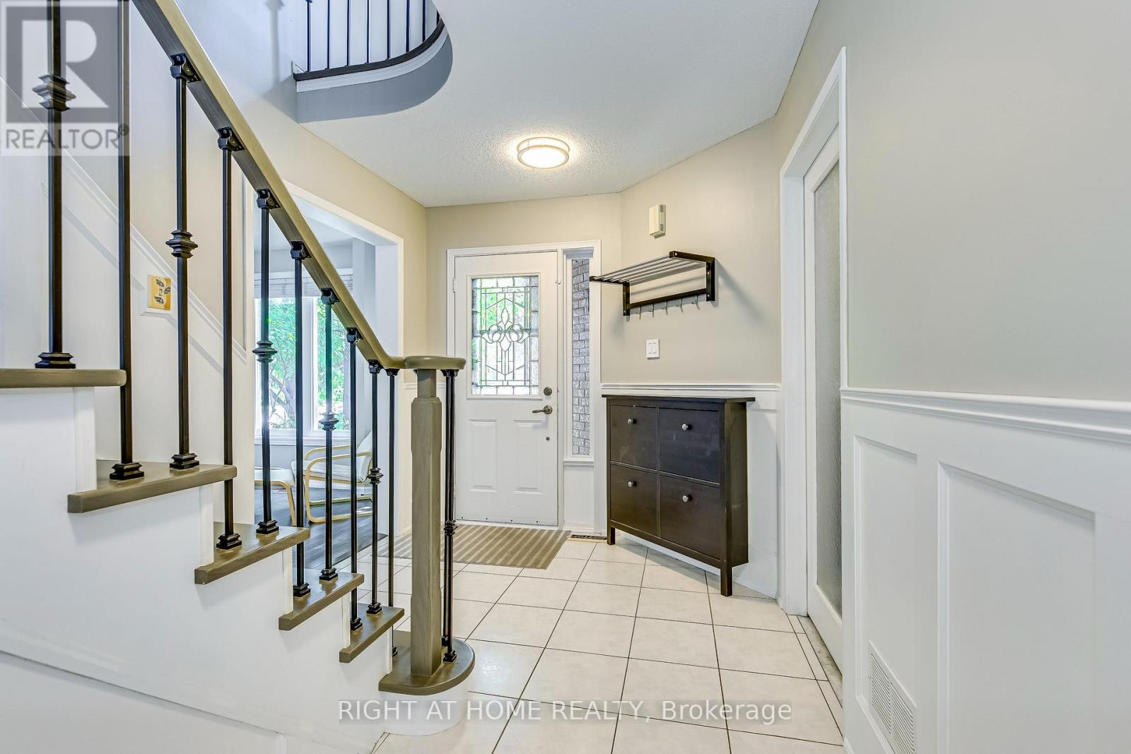 1092 Old Oak Drive, Oakville, Ontario  L6M 3K4 - Photo 2 - W13075584