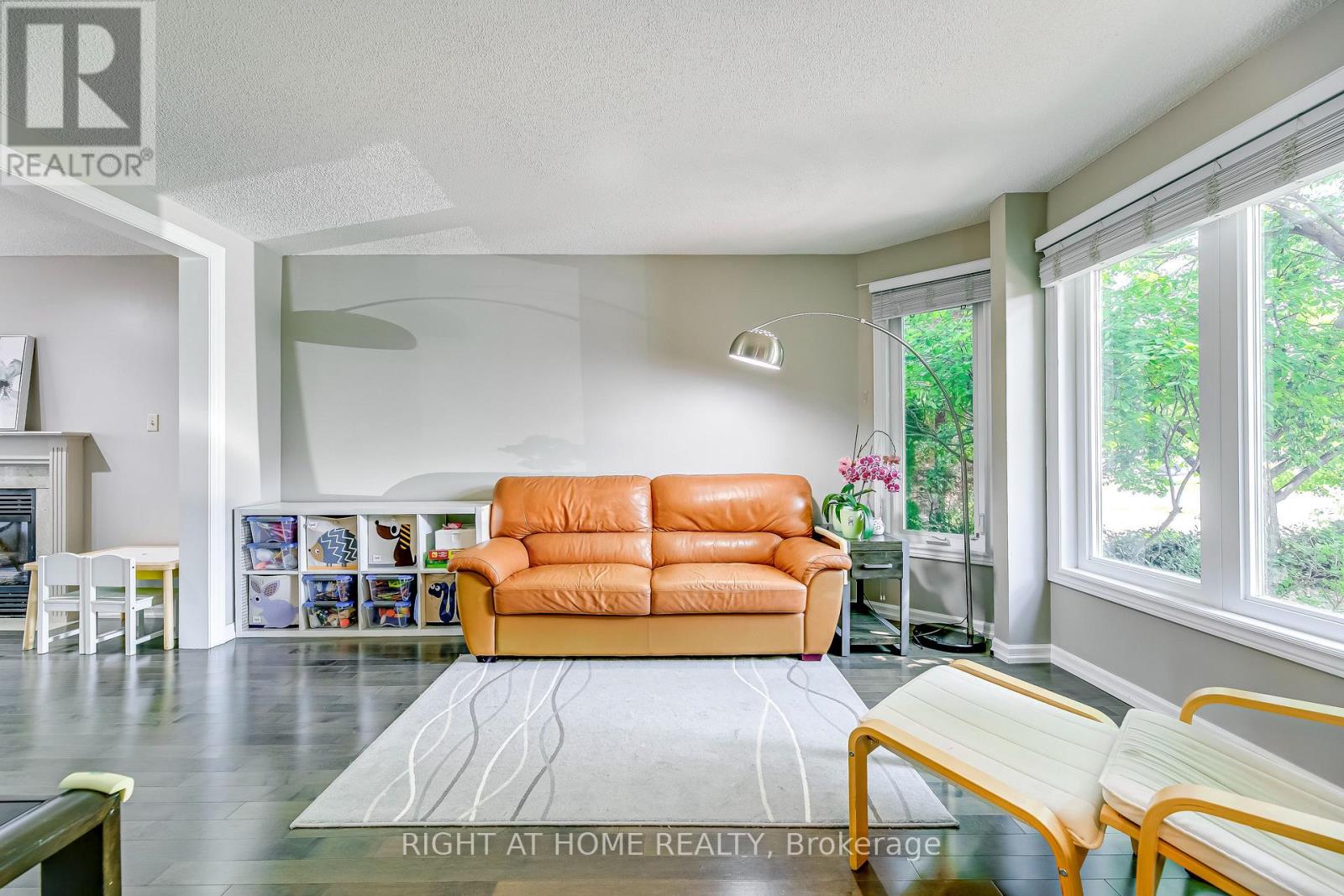 1092 Old Oak Drive, Oakville, Ontario  L6M 3K4 - Photo 3 - W13075584
